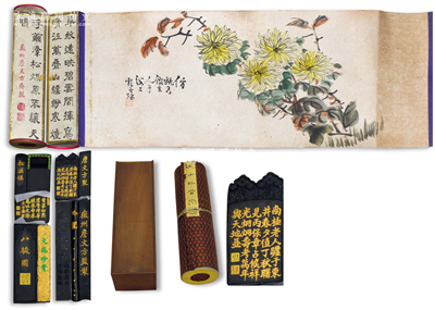 清代庚寅（1890年）徽州詹文方斋制《文方珍赏》书卷墨一卷，展开先为手绘菊花图，非常写意；画轴打开一分为二，中间有两块隔板，上有隶书诗文“犀纹远快碧云间，挥写晴江万叠山，飘渺寒烟浮荫泽，松煤原不让天关”，且附庚寅年惟一氏“徽州新安詹成圭文方斋墨歌”1张；再打开两块隔板，内有各种形制古墨共10块全套；此书卷墨构思独特，堪称古墨之别致精品；保存甚佳，且附原盒，值得珍视和推重