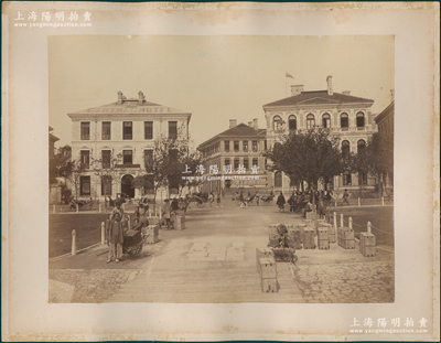 清代（1850至1903年间）上海“中央饭店”（即今和平饭店之前身）大型历史老照片1张，实际尺寸272×210mm，极富时代记忆；该饭店位于外滩18号，1850年代初建造，1865年上海汇丰银行成立即租用该处营业，历史意义厚重；源于海外回流，罕见，保存甚佳，敬请预览和珍视