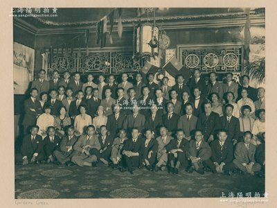1928年“孙科、胡汉民访欧于伦敦探花楼与华侨合影”大型历史老照片1张，实际尺寸203×154mm，原装帧，背面书有英文署名；海外藏家出品，罕见且保存甚佳，敬请预览
